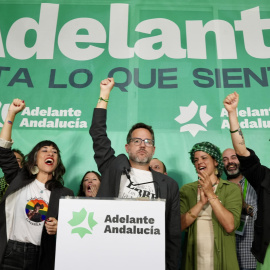 El candidato de Adelante Andalucía, José Ignacio García, celebra los resultados del partido en las elecciones de este domingo.