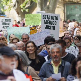 Varias personas con pancartas durante la manifestación convocada por el Sindicato Médico ante la situación de la sanidad (España).