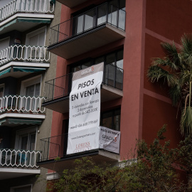 Cartel de venta en una fachada de un edificio, en Barcelona.