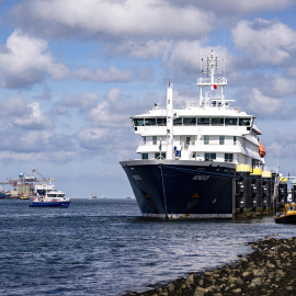 El MV Hondius llega al puerto de Rotterdam con 27 personas a bordo.