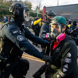 Un policía en Estados unidos empuja a un protestante ant-ICE.