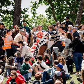 El Sindicato de Inquilinas de Madrid saca una pancarta durante la misa por la festividad de San Isidro.