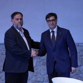 El presidente de la Generalitat, Salvador Illa (d) y el líder de ERC, Oriol Junqueras (i), durante un acto de impulso de la Línia Orbital Ferroviària en la Fassina de Can Guineu, a 18 de mayo de 2026.