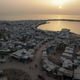 Tiendas de campaña que albergan a familias palestinas desplazadas se extienden a lo largo de la costa cerca del puerto de Gaza.