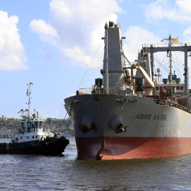 Fotografía que muestra la llegada de un barco este lunes, en La Habana.