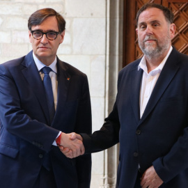 El president de la Generalitat, Salvador Illa, i el líder d'ERC, Oriol Junqueras, a la trobada que han mantingut aquest dimarts per signar l'acord de pressupostos. 19/05/2026