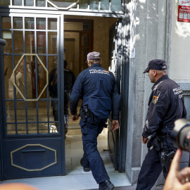 Agentes de la Policía Nacional acceden al edificio donde se encuentra la oficina del expresidente del Gobierno José Luis Rodríguez Zapatero durante un registro este martes en Madrid.