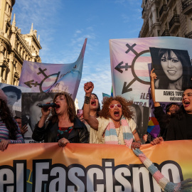 La presidenta de Plataforma Trans, Mar Cambrollé (2i), interviene durante una manifestación contra las agresiones a personas Lgtbi+ y la amenaza a sus derechos, a 28 de marzo de 2026, en Madrid (España).