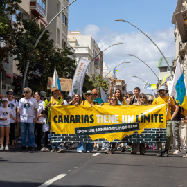 Decenas de personas durante una manifestación contra el turismo masivo, a 18 de mayo de 2025, en Santa Cruz de Tenerife, Tenerife, Canarias (España).