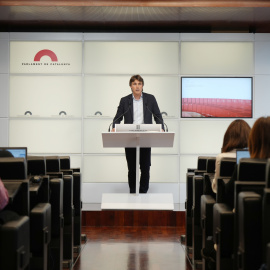 El portaveu del grup de Junts, Salvador Vergés, en roda de premsa al Parlament