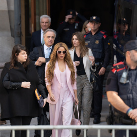 La cantante Shakira (c) junto a sus abogados, Pau Molins (i), Miriam Company (d), a su salida de la Audiencia Nacional el día que comienza su juicio, a 20 de noviembre de 2023, en Barcelona, Catalunya (España). La defensa de Shakira ha a