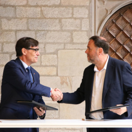 El president de la Generalitat, Salvador Illa, i el president d'ERC, Oriol Junqueras, firmen l'acord de pressupostos al Palau de la Generalitat. (19/05/2026)