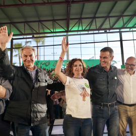 El secretario general del PSOE y presidente del Gobierno, Pedro Sánchez, junto al expresidente del Gobierno, José Luis Rodríguez Zapatero y la secretaria general del PSOE-A y candidata a la Presidencia de la Junta, María Jesús Montero.