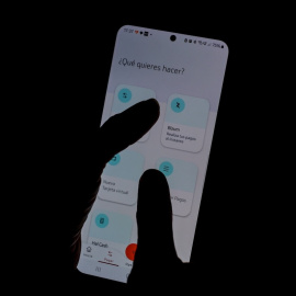 Una persona utiliza Bizum en su teléfono móvil.