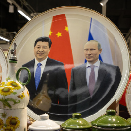 Un plato con la imagen del presidente ruso Vladimir Putin (derecha) y el presidente chino Xi Jinping (izquierda) se exhibe en una tienda de Pekín, China.
