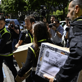 Agentes de la Unidad de Delincuencia Económica y Fiscal (UDEF) de la Policía Nacional salen de la sede de la empresas de las hijas del expresidente del Gobierno José Luis Rodríguez Zapatero, este martes en Madrid