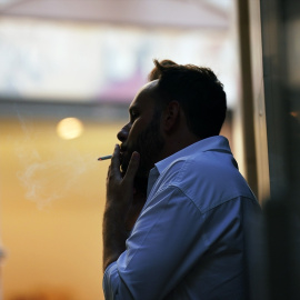 Foto de archivo de personas fumando por las calles de Málaga.