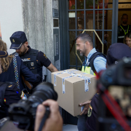 Agentes de la Policía Nacional registran la oficina del expresidente del Gobierno José Luis Rodríguez Zapatero el 19 de mayo de 2026.
