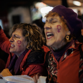Dos mujeres durante una manifestación contra las violencias machistas en el distrito de Vallecas, a 25 de noviembre de 2022, en Madrid