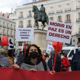 EuropaPress_3611138_mujer_cartel_lee_morir_paz_derecho_concentracion_derecho_morir_dignamente