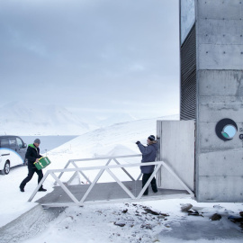 Llegada de una caja con semillas procedentes de Japón y Estados Unidos al Depósito Mundial de Semillas de Svalbard (SGSV).