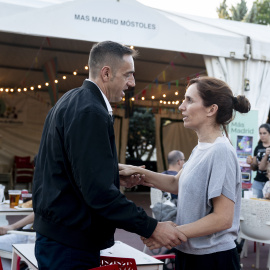 La ministra de Sanidad, Mónica García y el diputado de Más Madrid, Emilio Delgado en la caseta del partido en las fiestas de Móstoles.