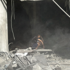 Destrucción causada por un ataque aéreo israelí en el centro de Gaza, que derribó un edificio habitado por civiles.
