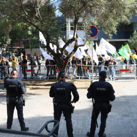 Protesta de docents a l'exterior del Departament d'Educació, on aquest dimecres s'hi ha fet una nova reunió amb els sindicats. 20/05/2026