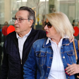 Jose María Enriquez Negreira saliendo del juicio con su pareja tras testificar por el caso de corrupción del FC Barcelona.