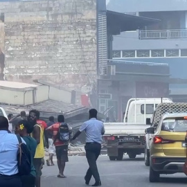 Una captura de pantalla de un video muestra la vista de una calle tras un terremoto en Port Vila, Vanuatu