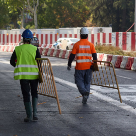 Foto de archivo de obreros trabajando al sol, a 18 de julio de 2024, en Madrid (España).