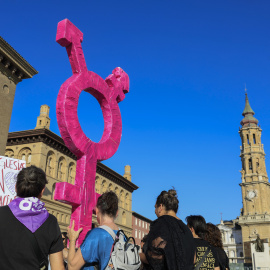 Protesta en la Plaza del Pilar contra el convenio "de la vergüenza" firmado por el Arzobispado de Zaragoza y el Ayuntamiento por "aberrante" y "fuera de la ley".
