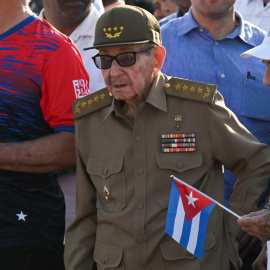 El expresidente cubano Raúl Castro (centro) junto al actual vicepresidente Machado Ventura (derecha) en el Día del Trabajador, 1 de mayo de 2026.