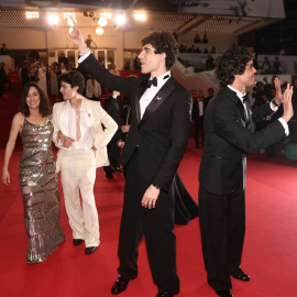 Javier Calvo y Javier Ambrossi en la premier de su película 'La bola negra' en Cannes.
