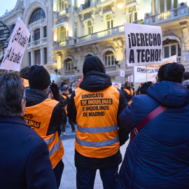 EuropaPress_7250944_varias_personas_manifestacion_frente_congreso_fin_moratoria_antidesahucios