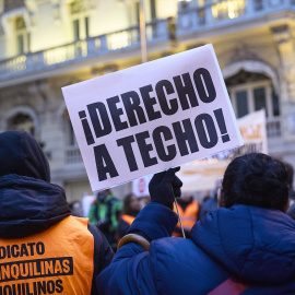 Manifestación frente al Congreso por el fin de la moratoria antidesahucios, a 28 de enero de 2026, en Madrid.
