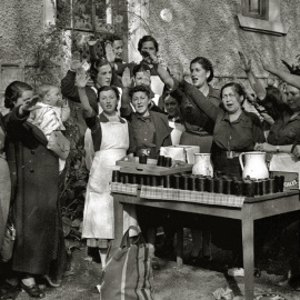 Reparto de comida por parte de mujeres de la Sección Femenina.