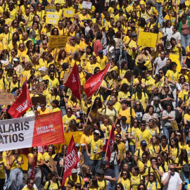 Manifestantes durante una concentración convocada por sindicatos educativos en Barcelona.
