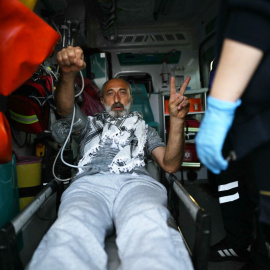 Un miembro de la Flotilla Global Sumud tras ser deportado por Israel en una ambulancia.