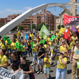 Capçalera de la manifestació de mestres a Tortosa travessant el pont de l'Estat  (21 de maig del 2026)