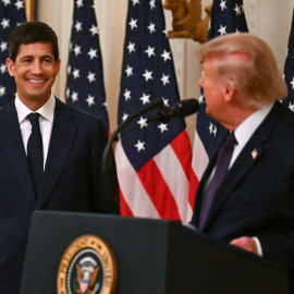 El nuevo presidente de la Reserva Federal, Kevin Warsh, junto al presidente de EEUU, Donald Trump, en la jura del cargo de la fed.