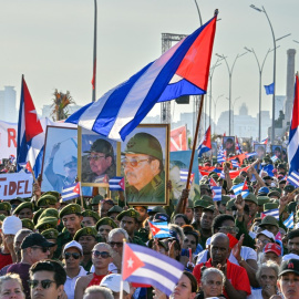 Varias personas participan en una manifestación en apoyo del expresidente cubano Raúl Castro frente a la embajada de Estados Unidos en La Habana, Cuba.