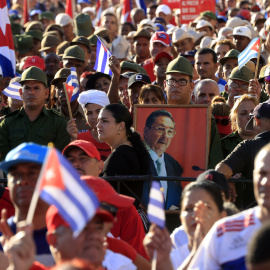 Personas asisten a un evento en apoyo al expresidente de Cuba Raúl Castro este viernes, en La Habana (Cuba).
