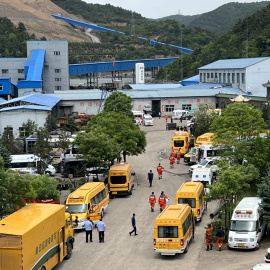 Los equipos de rescate en la mina de carbón de Liushenyu, en Qinyuan, este sábado.