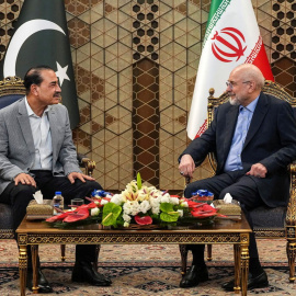 El presidente del Parlamento iraní reunido este sábado con el jefe del Ejército paquistaní.