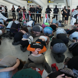 Familiares reaccionan a la detención de activistas en el aeropuerto de Bilbao, a 23 de mayo de 2026.