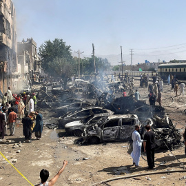 Persona se congregan tras una explosión cerca de una vía férrea en Quetta, Pakistán, el 24 de mayo de 2026.