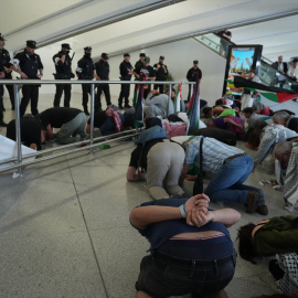 La Ertzaintza detiene a varios activistas en el aeropuerto de Bilbao, a 23 de mayo de 2026.