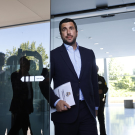 Enrique Riquelme entregando la documentación a la Junta Electoral del Real Madrid el pasado sábado.