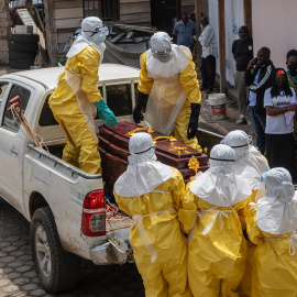 Trabajadores sanitarios preparan el traslado del cuerpo de una víctima del ébola para un entierro seguro en el hospital Sofepadi, en Bunia.
